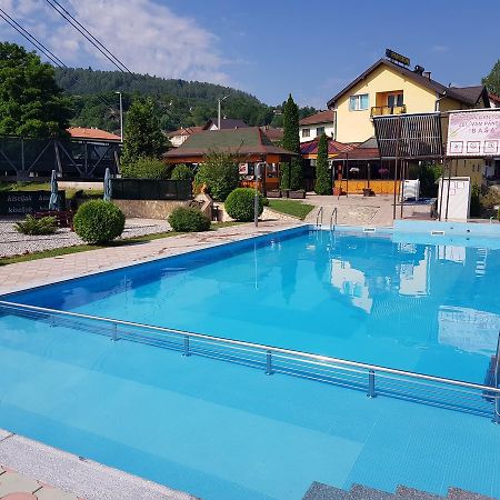 Pansion Basa Hotel Ustikolina Buitenkant foto