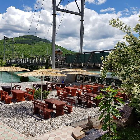 Pansion Basa Hotel Ustikolina Buitenkant foto