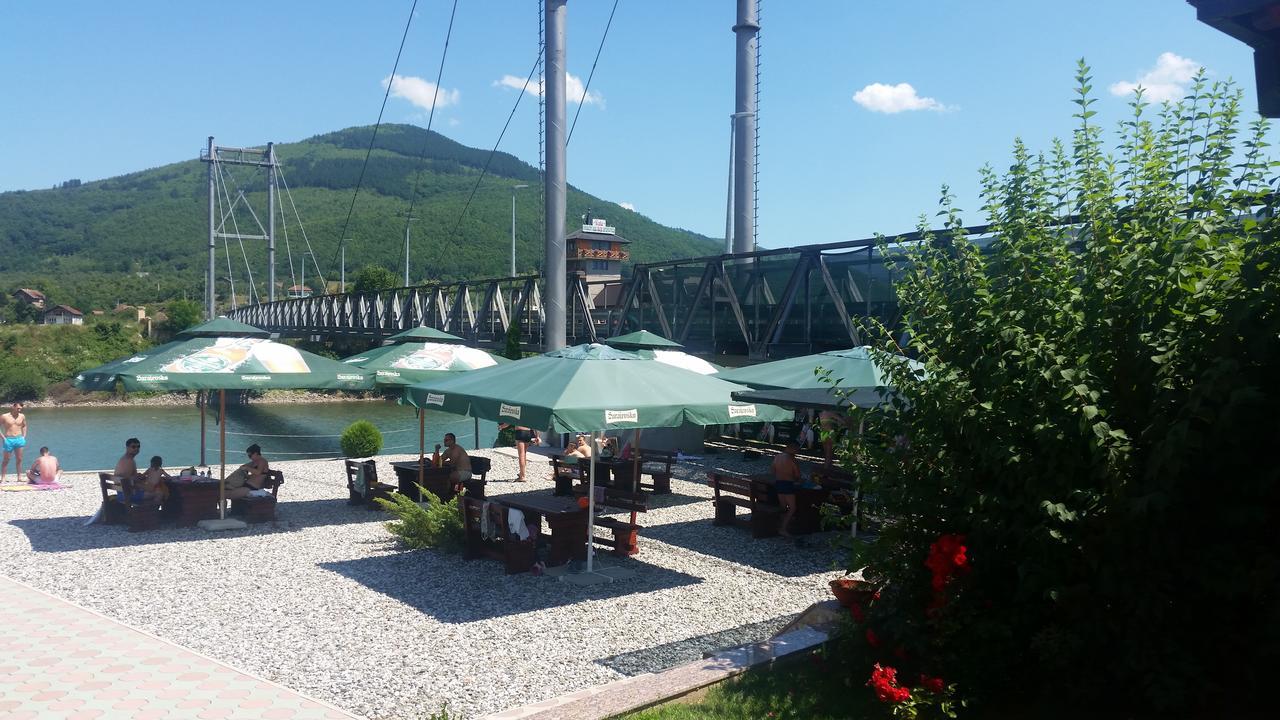 Pansion Basa Hotel Ustikolina Buitenkant foto