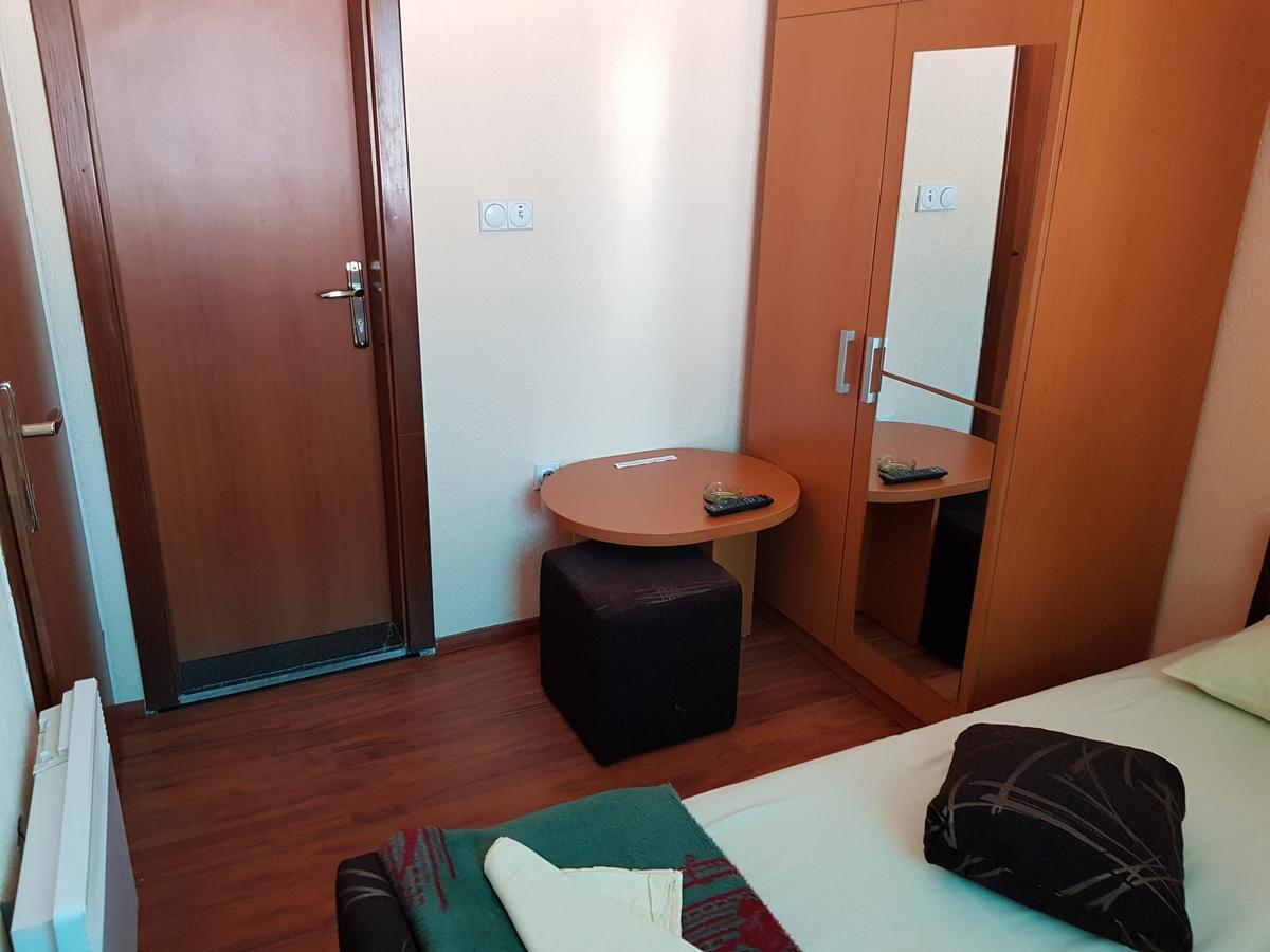 Pansion Basa Hotel Ustikolina Buitenkant foto