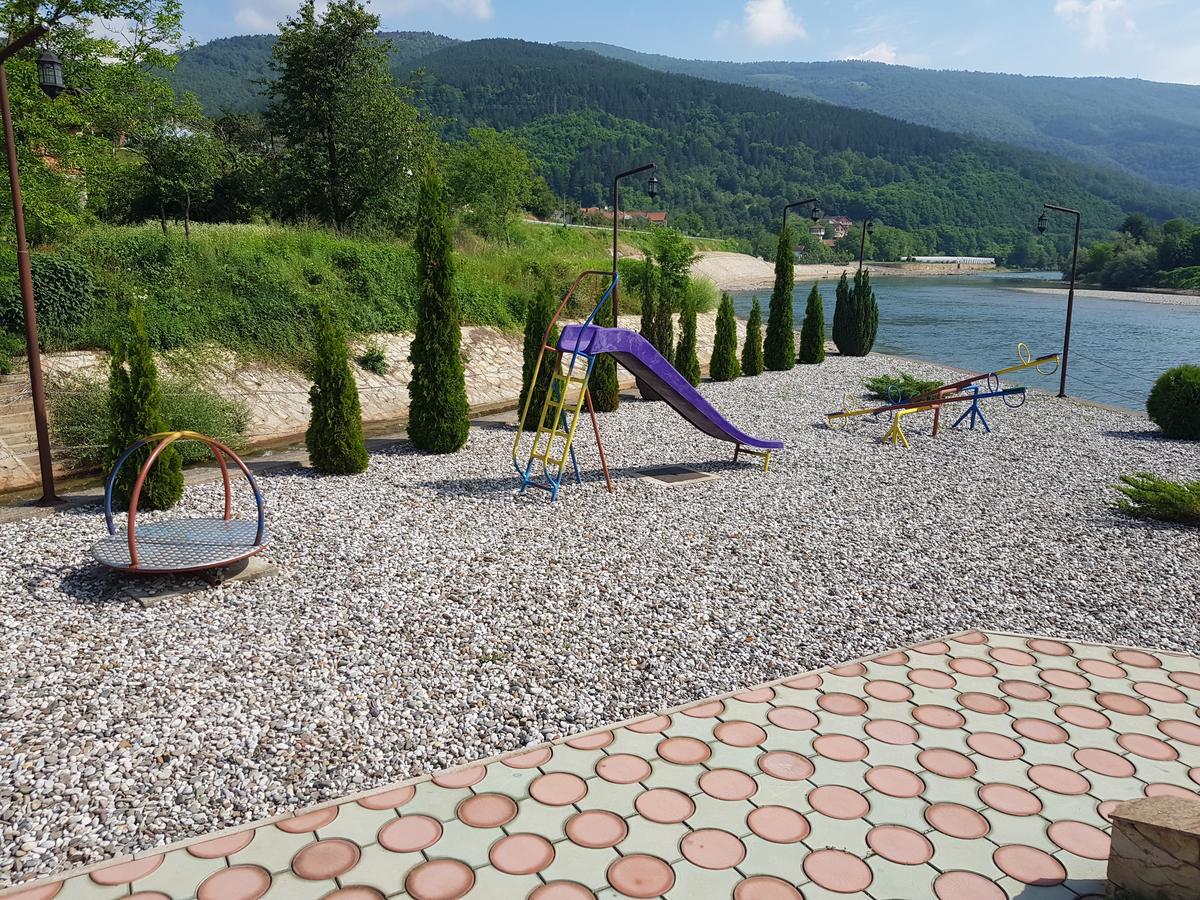 Pansion Basa Hotel Ustikolina Buitenkant foto