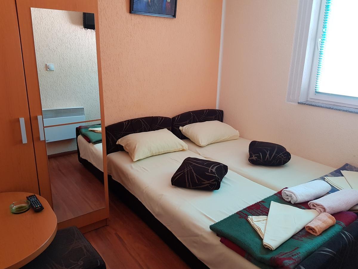 Pansion Basa Hotel Ustikolina Buitenkant foto