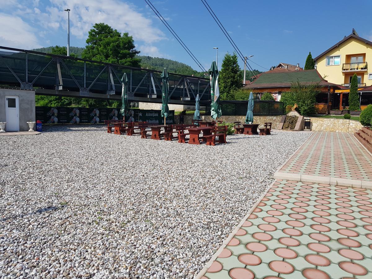 Pansion Basa Hotel Ustikolina Buitenkant foto