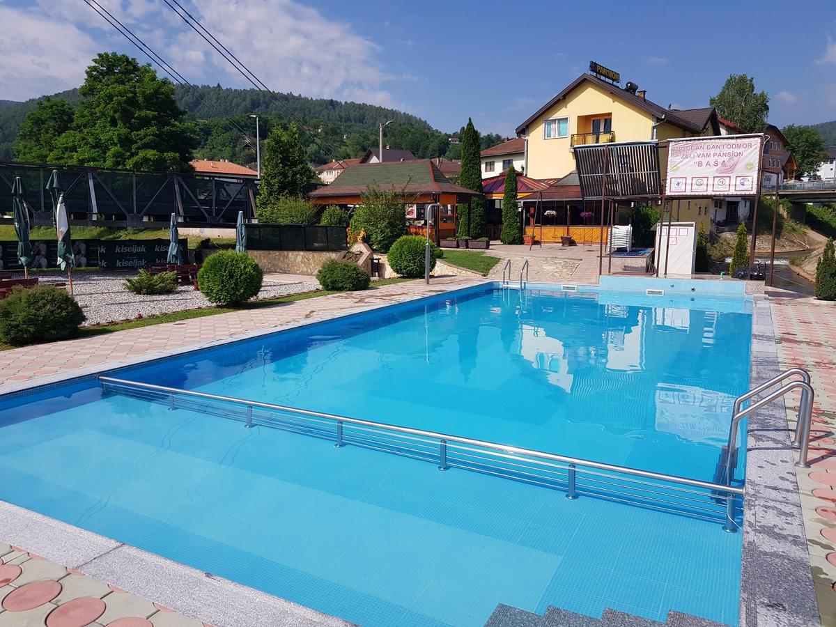 Pansion Basa Hotel Ustikolina Buitenkant foto