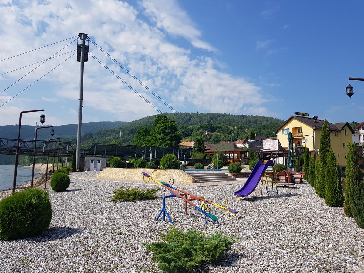 Pansion Basa Hotel Ustikolina Buitenkant foto