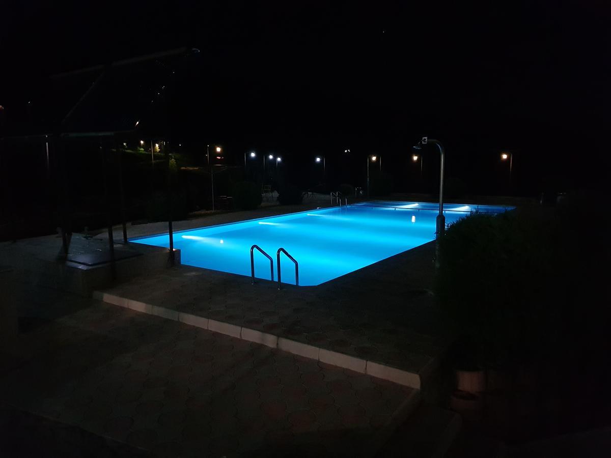Pansion Basa Hotel Ustikolina Buitenkant foto