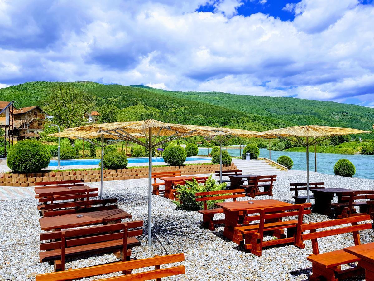 Pansion Basa Hotel Ustikolina Buitenkant foto