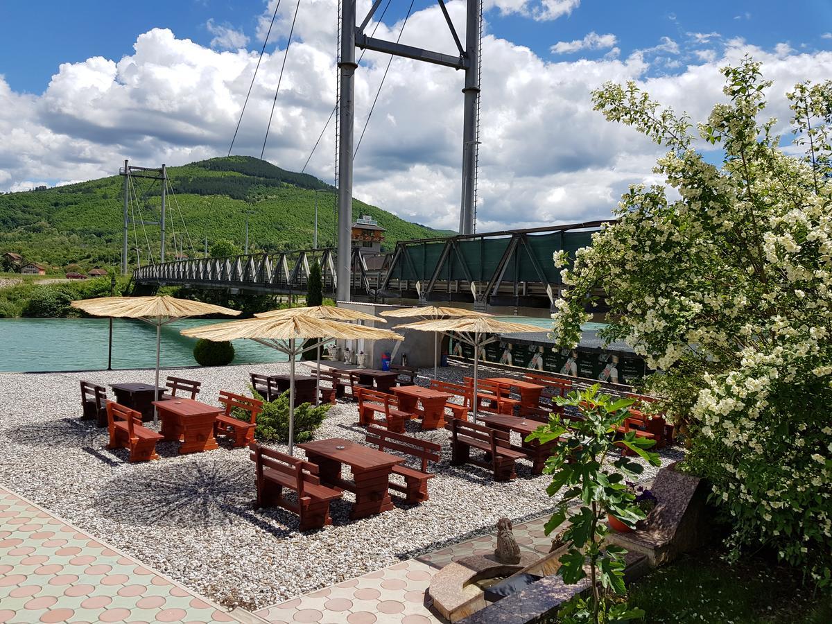 Pansion Basa Hotel Ustikolina Buitenkant foto